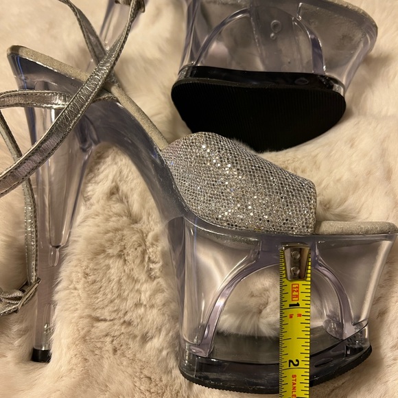 🌸 LOVERS LANE 🌸
SIGNATURE COLLECTION
SEXY- 7 INCH PUMP
SILVER GLITTER - Picture 2 of 10
